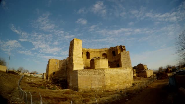 seltsame-zerstörten-Turm-einer-mittelalterlichen-Burg-in-der-Nähe-der-Grenze-zwischen-der-Türkei-und-Syrien