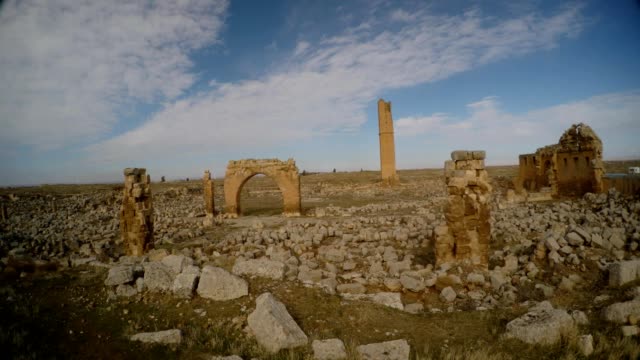 remains-of-minaret,-Date-Harran-University-ruins,-East-Turkey,-border-with-Syria