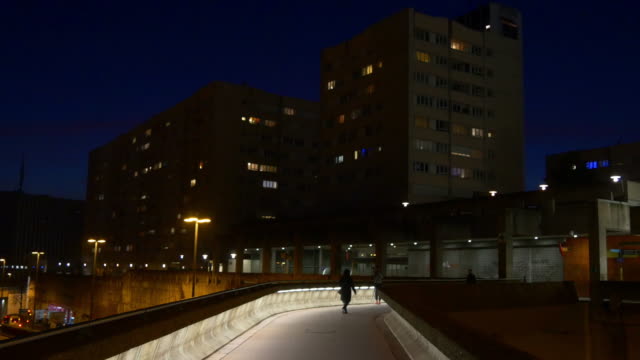 luces-de-noche-Francia-París-la-defensa-bloque-peatonal-a-pie-puente-panorama-4k