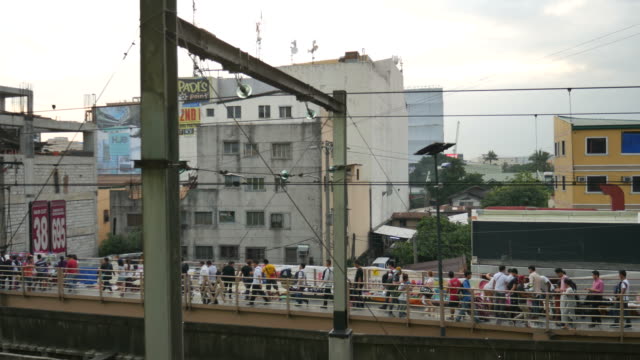 Manila-Rail-Transit-Train-and-commuters