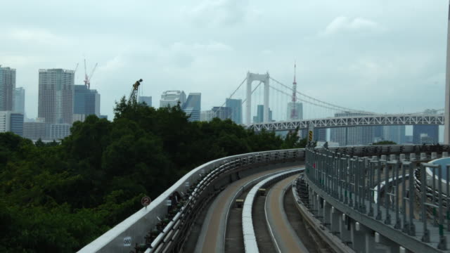 Tren-de-alta-velocidad-pasando-moderno-olímpico-centro-de-negocios-en-Tokio