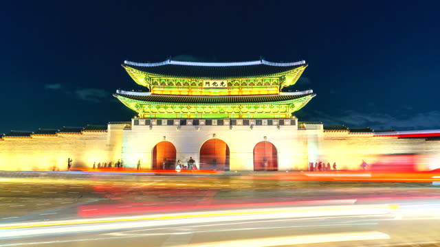 4K,-Palacio-de-Gyeongbokgung-de-lapso-de-tiempo-en-la-ciudad-de-Seúl-y-el-tráfico-en-la-noche-de-Corea-del-sur