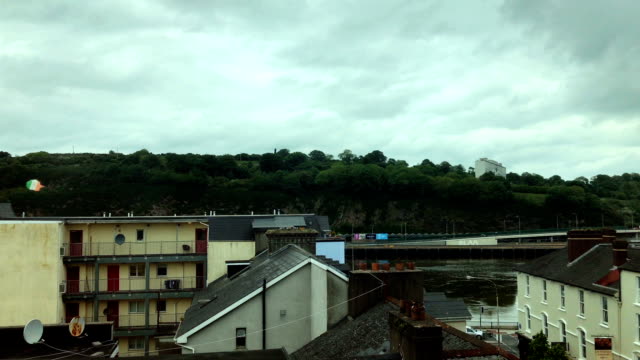 Tiro-arriba-de-edificios-en-Derry-Irlanda-durante-el-día