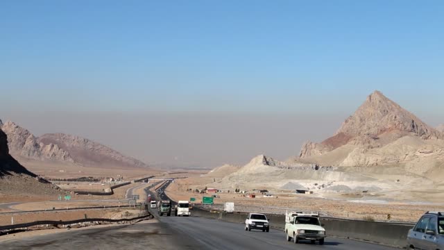 Autobahn-In-den-Bergen-von-Iran