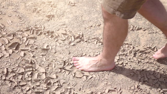 Video-der-Mann-zu-Fuß-auf-der-Wüste-in-echte-Zeitlupe