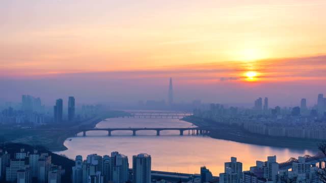 Amanecer-de-la-ciudad-de-Seúl-y-Torre-de-Lotte,-Corea-del-sur.-Lapso-de-tiempo-4k