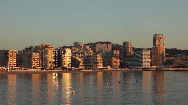 edificios-junto-al-mar-en-calpe,-España