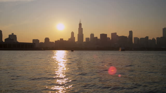 Chicago-Skyline-Blick-auf-die-Wolkenkratzer-der-Stadt-bei-Sonnenuntergang