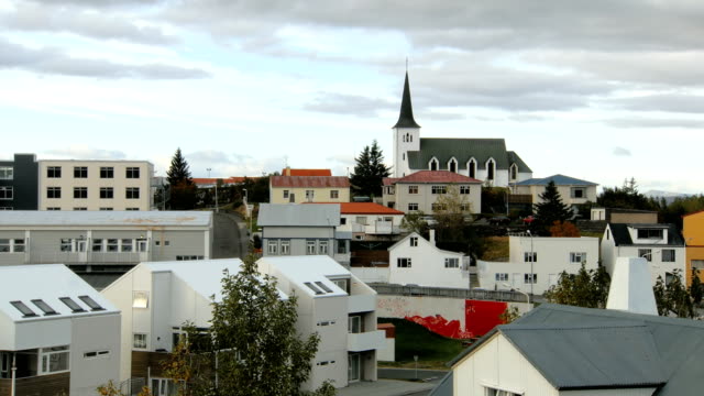 techos-y-casas-en-pequeño-pueblo-islandés-en-día-de-otoño,-arquitectura-minimalista-nórdico