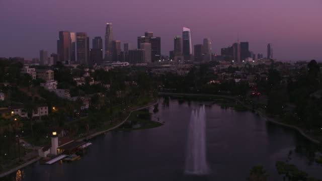 Los-Angeles,-fliegen-über-Echo-Park-mit-der-Innenstadt-von-Los-Angeles-entfernt.