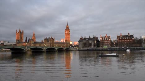 Big-Ben-and-Westminster-Bridge-at-dusk,-London,-UK