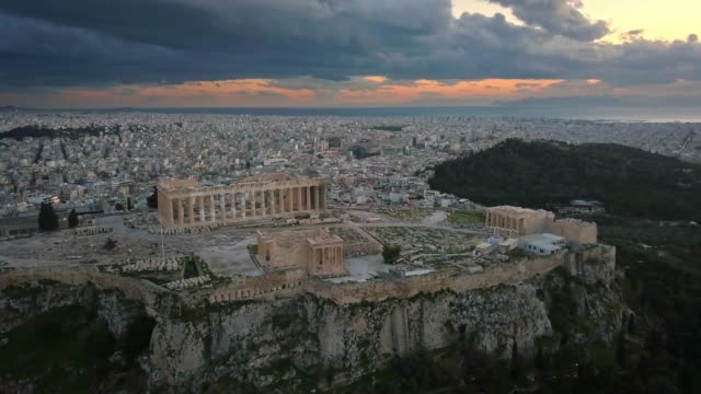 Luftaufnahme-der-Akropolis-von-Athen-bei-Sonnenuntergang