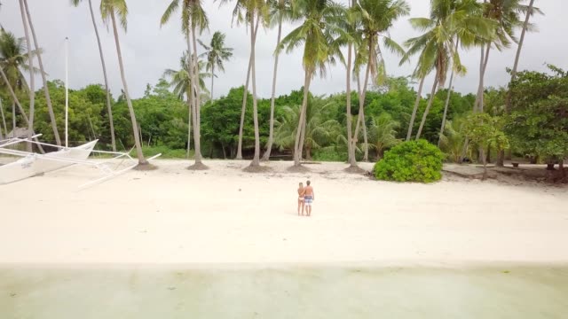 Drone-disparó-vista-aérea-de-la-gente-de-pie-en-playa-tropical-en-Filipinas.-Resolución-de-4K-video.-Gente-de-viaje-divertido-concepto-de-vacaciones-de-pareja