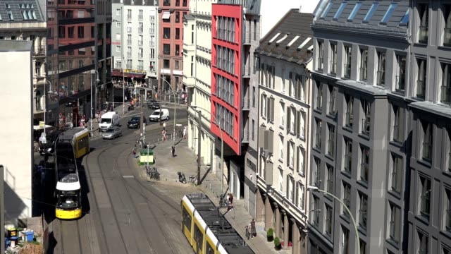 Las-calles-de-Berlín-con-transporte-público-tranvías-alrededor-de-20-de-julio-de-2016-4-k