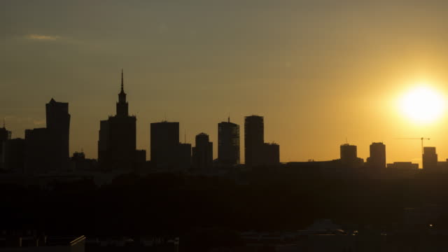 Timelapse-de-la-puesta-del-sol-y-el-horizonte-en-Varsovia