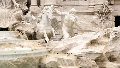 cerca-de-una-estatua-trevi-fuente-caballo-y-Tritón-en-Roma