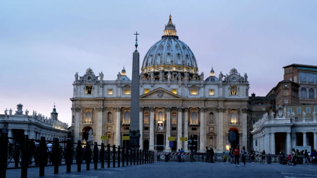 Basílica-de-San-Pedro-iluminada-por-las-luces-durante-la-noche-en-ciudad-del-Vaticano