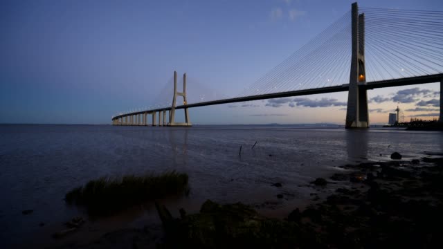 Ponte-Vasco-da-Gama-Bridge-Blick-am-Rio-Tejo-Fluss-nach-Sonnenuntergang