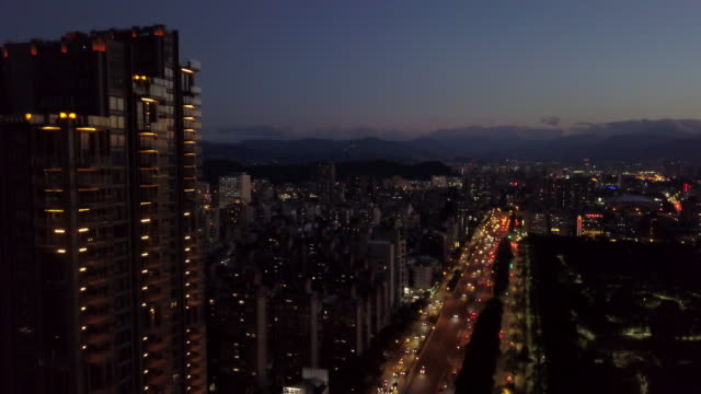 noche-al-atardecer-Taiwán-iluminado-panorama-aéreo-de-los-calles-de-taipei-city-tráfico-4k
