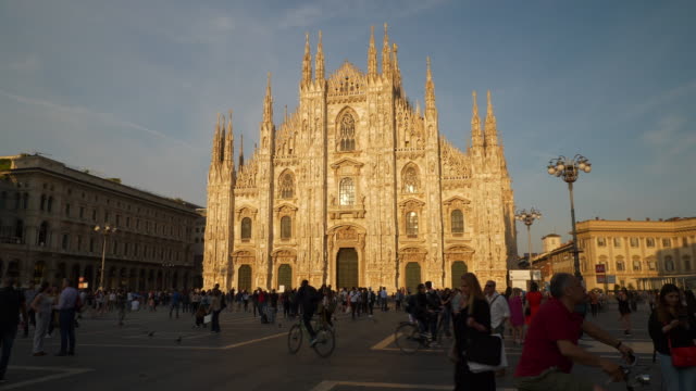 Italy-sunset-time-milan-famous-crowded-duomo-cathedral-sqaure-slow-motion-panorama-4k