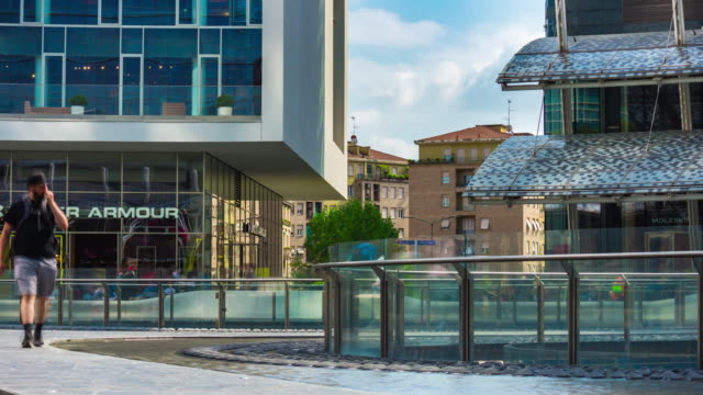 Italien-Mailand-Stadt-Sonnentag-berühmte-moderne-Block-Brunnen-quadratisch-Panorama-4k-Zeitraffer