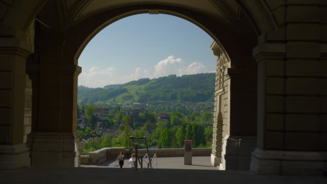 Punto-de-vista-famosa-del-día-soleado-de-la-ciudad-de-Suiza-Berna-panorama-4k