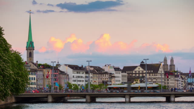 der-Schweiz-Sonnenuntergang-Zürich-Stadtbild-Fluss-Verkehr-Brücke-Panorama-4k-Zeitraffer