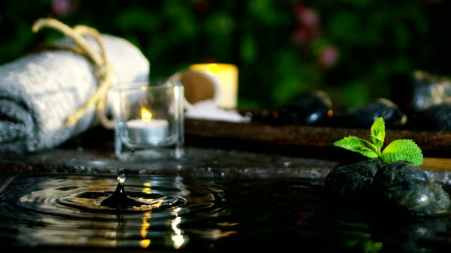 Schönes-Wasser-und-Kerzen-Spa--und-Wellnesscenter-Zusammensetzung-schießen-in-extrem-langsamen-motion.concept-der-Entspannung-und-des-meditation.water