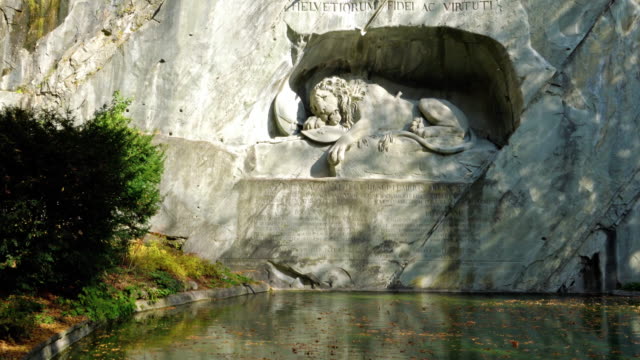 Famoso-monumento-del-León-(1820)-por-Bertel-Thorvaldsen,-Lucerna,-Suiza