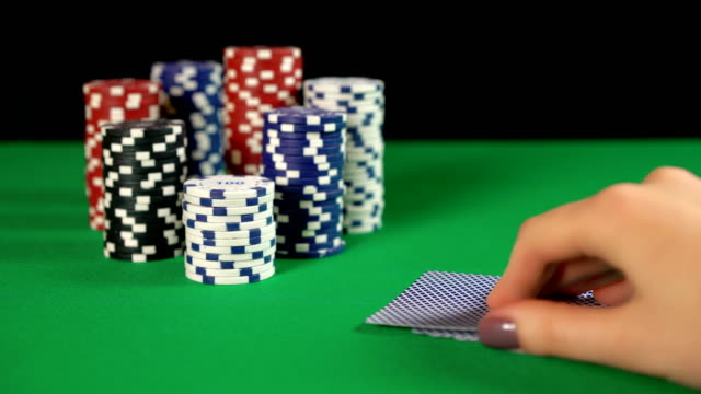 Jugador-de-Poker-discretamente-con-la-mejor-combinación-de-cartas,-escalera-real,-estrategia