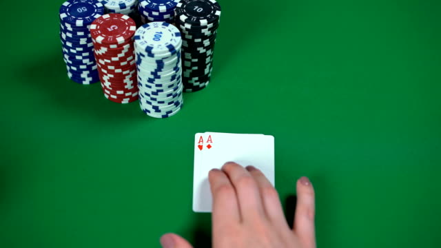 Tarjetas-de-jugador-de-Poker-que,-par-de-ases,-ganar-mano,-exitoso-jugador