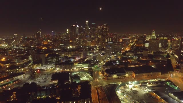 Gran-tiro-aéreo-de-Los-Ángeles-en-la-noche