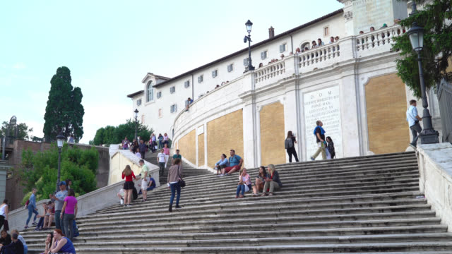 Spanish-Steps,-Piazza-de-Espana,-Rome.-People-sit-on-the-steps