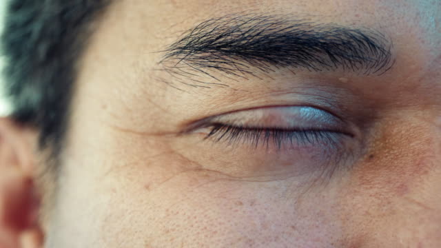 Close-up-of-man's-eye