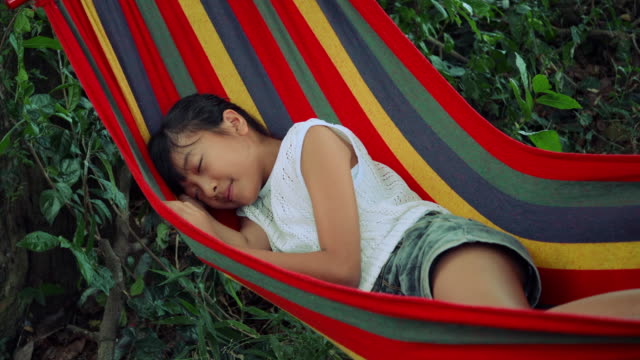 Zeitlupe,-kleines-Mädchen-schläft-in-Hängematte