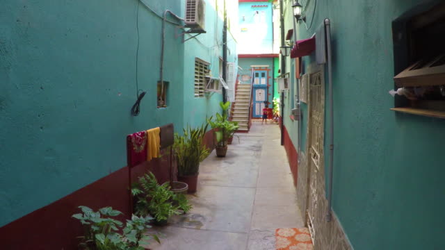 Bunte-Straße-und-Gasse-der-Altstadt-von-Havanna-Kuba