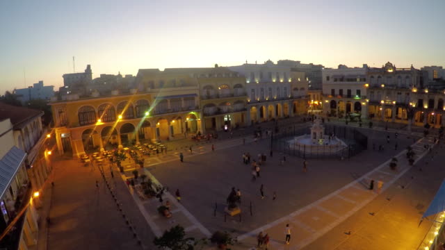 Lapso-de-tiempo-al-anochecer-en-la-Plaza-Vieja-en-la-Habana-Cuba