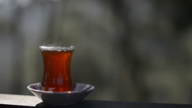 Türkischer-Tee-im-Freien.