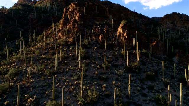 Wüste-bergpass-Drohne-Footage---Blick-auf-den-Sonnenuntergang