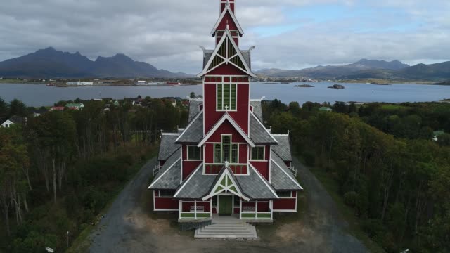 Iglesia-de-Buksnes-en-la-aldea-de-Gravdal-en-islas-de-Lofoten-en-Noruega