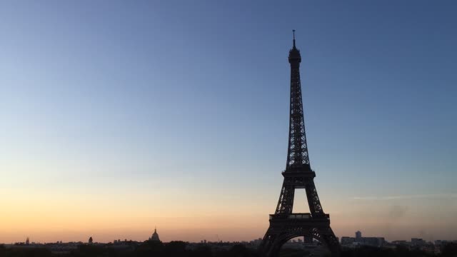 Sunrise-Timelapse-at-Eiffel-Tower-in-Paris