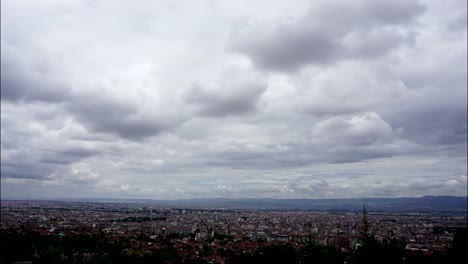 nube-y-ciudad-lapso-4k