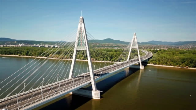 Die-Megyeri-Brücke-über-die-Donau,-Budapest,-Ungarn