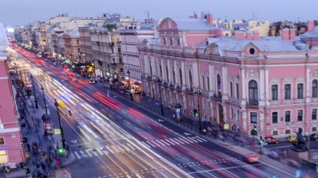 St.-Petersburg,-Blick-auf-Nevsky-Prospekt-und-Anichkov-Brücke-vom-Dach