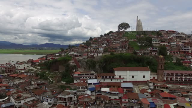 Drohne-fliegen-nach-unten-zeigt-mehr-von-der-Stadt-Janizitio,-Michoacan,-Mexiko