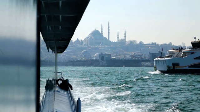 Luxus-Boote-segeln-durch-Bosporus,-Blaue-Moschee,-schöne-Aussicht,-Tourismus