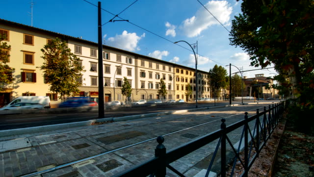 Die-Straßen-von-Florenz-mit-dem-Verkehr-von-Autos-und-Straßenbahnen-am-Abend.-Timelapse