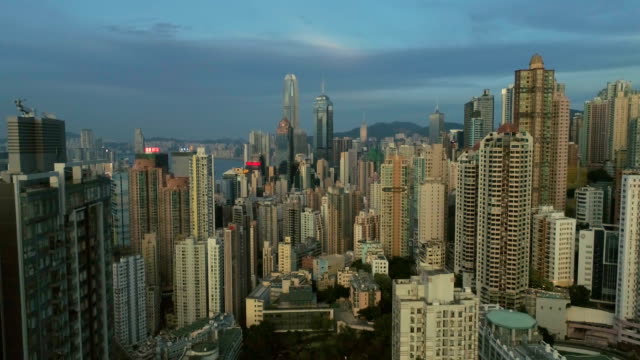 Hong-Kong-Skyline-Wolkenkratzer.-Luftaufnahme-4K.-Urbane-Stadtbild