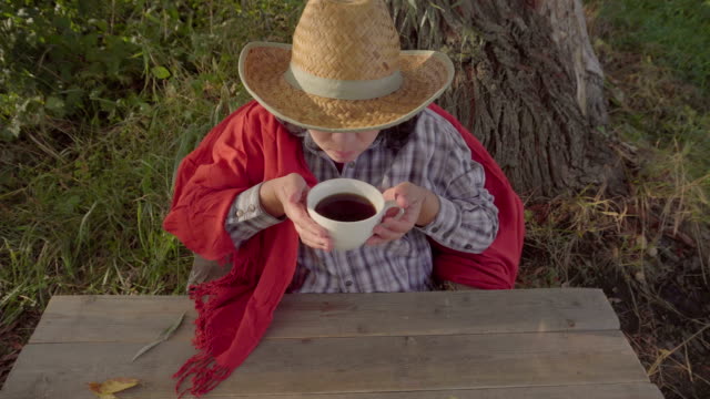 Girl-in-a-straw-hat-drinking-tea