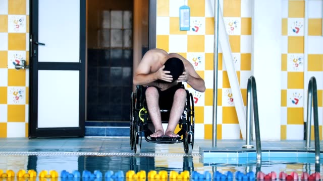 Behinderte-Menschen-im-Rollstuhl-eine-Badekappe-und-eine-Schutzbrille-aufsetzen.-Vorderen-Winkel